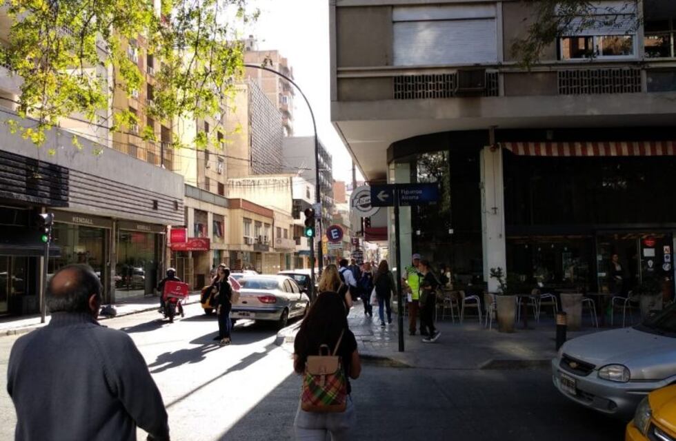 ¿Y el ejemplo? Vehículos municipales mal estacionados en el centro de la ciudad