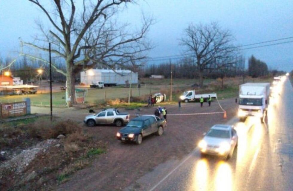 Perdió el control y volcó sobre la Ruta 22 en Roca