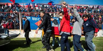 Amigos y familiares recorrieron el campo de juego del Gabino Sosa con el féretro\u002E (STR / AFP)