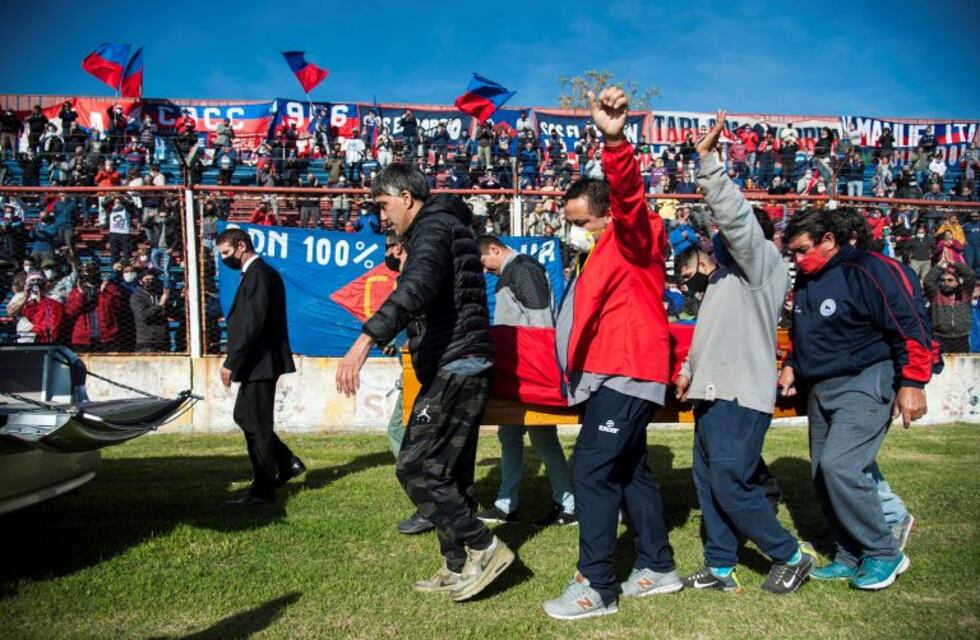 Investigan violación de cuarentena durante la despedida del "Trinche" Carlovich