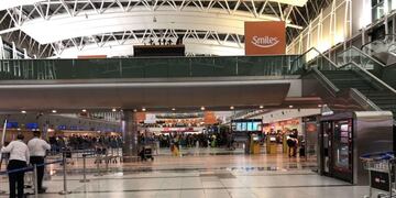 Por el temporal de Buenos Aires, se volaron chapas del techo del aeropuerto de Ezeiza