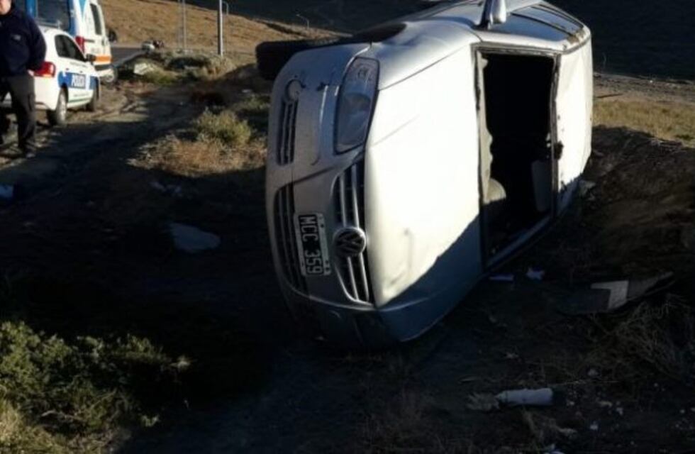 Conductora lesionada luego de volcar en el camino del Centenario