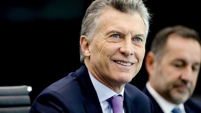 Argentinian President Mauricio Macri (C) smiles during a visit to the International Criminal Court (ICC) in The Hague, The Netherlands, on March 28, 2017.   / AFP PHOTO / www.anpfoto.nl AND ANP / Remko de Waal / Netherlands OUT