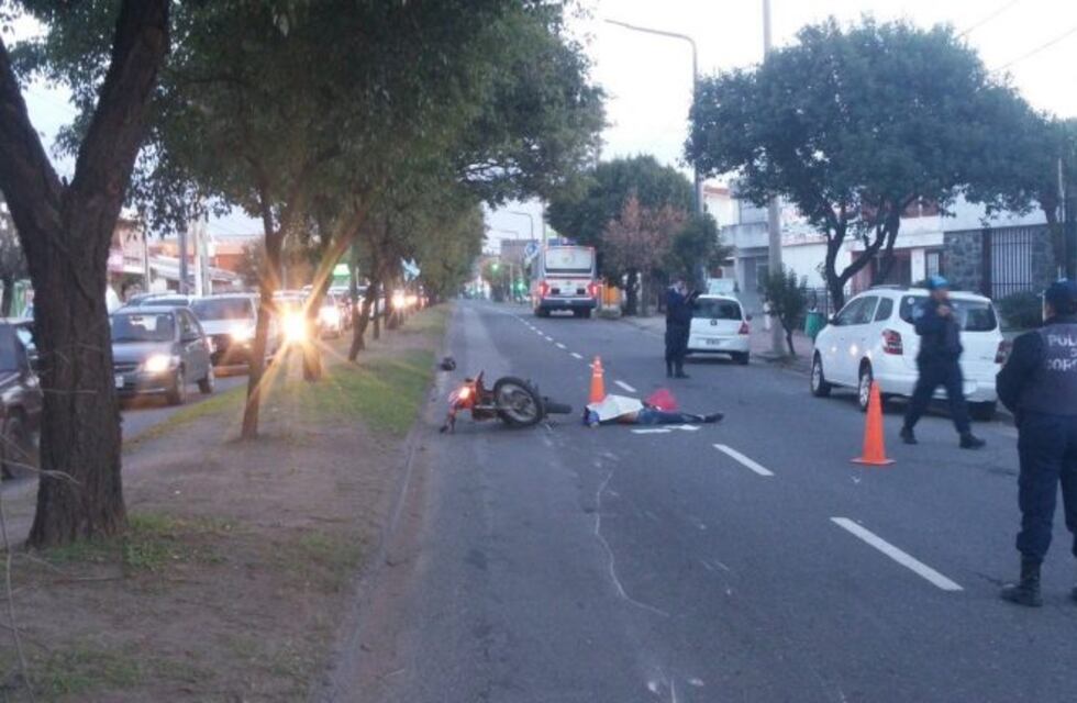 Murió un motociclista al ser aplastado por un colectivo en Córdoba