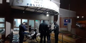 La moto estaba escondida en una zona de monte, tapada con ramas\u002E