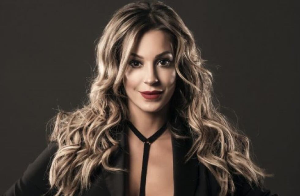 Noelia Marzol posó desde la cama con un body de red color nude