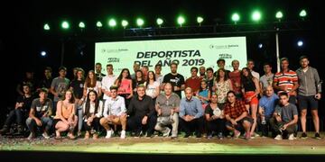 El intendente Castellano junto a todos los deportistas distinguidos\u002E (Prensa Municipalidad de Rafaela)