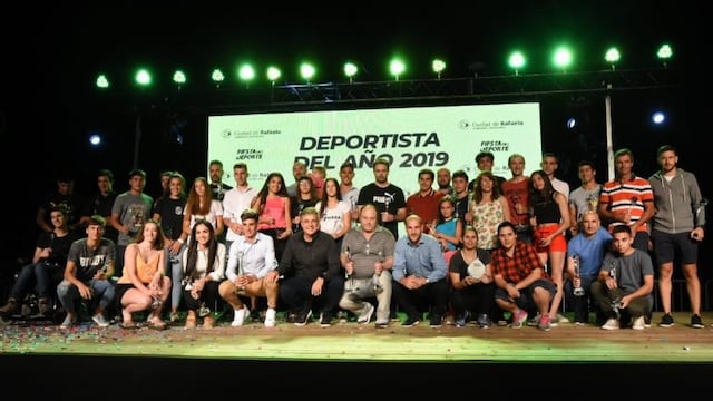 El intendente Castellano junto a todos los deportistas distinguidos\u002E (Prensa Municipalidad de Rafaela)