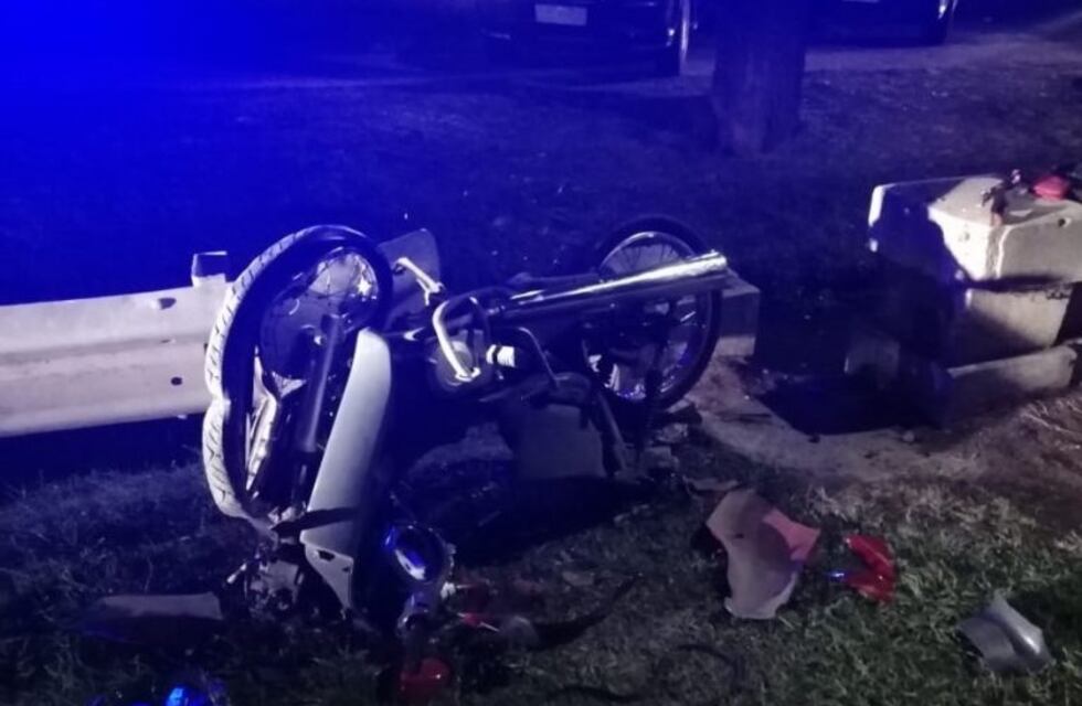 Motociclista chocó el guardarrail y murió cuando cayó a una zanja en Granadero Baigorria