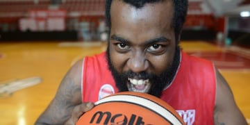 Dwayne Davis está encantado con el asado que comparte con el equipo\u002E Le falta probar el fernet\u002E