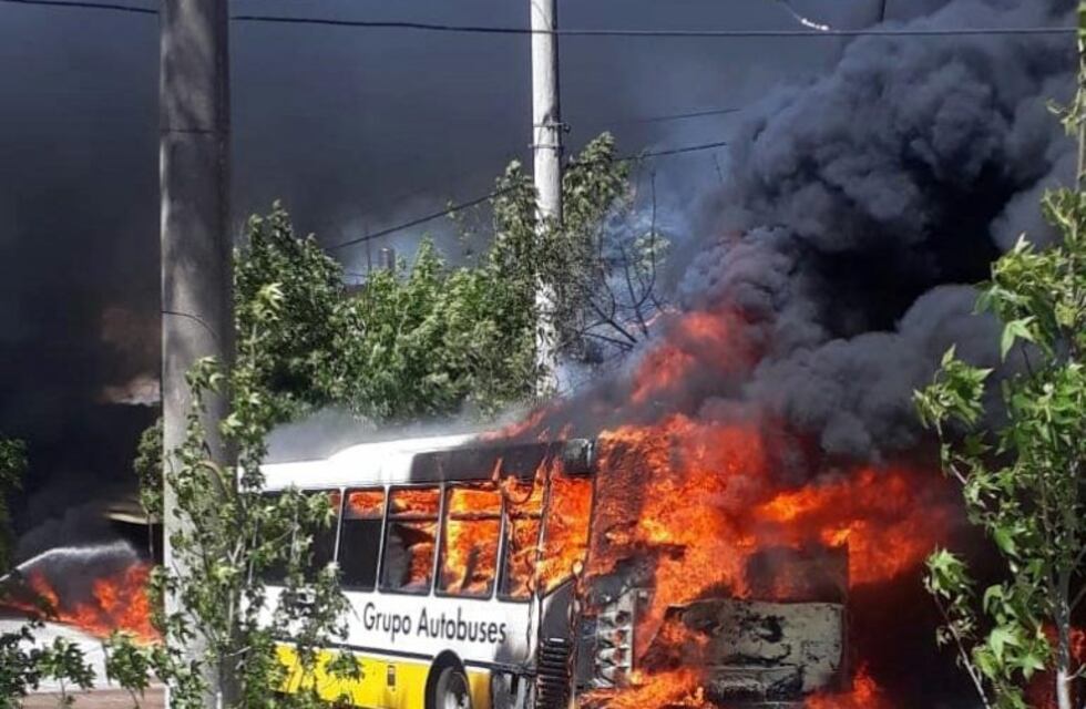 Explotó un colectivo frente a la Municipalidad de Tanti