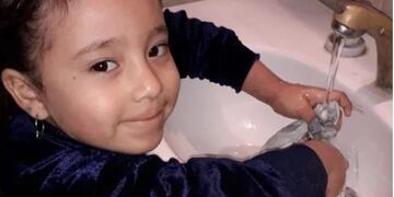 Hannah tiene 5 años y junta ropa para los bebés en situación de calle\u002E