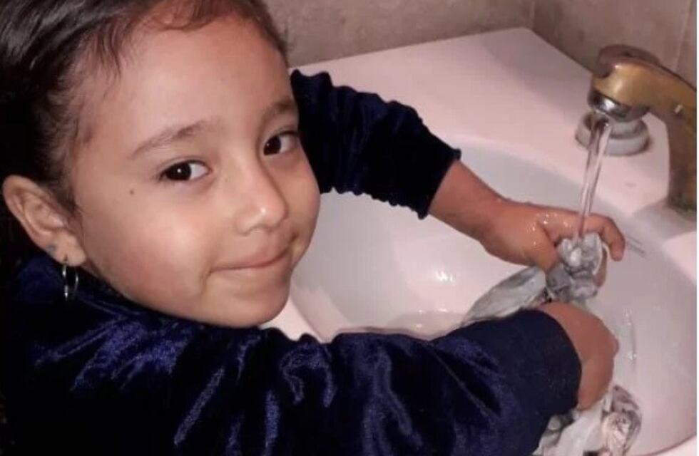 Tiene 5 años y junta ropa para donarle a chicos carenciados