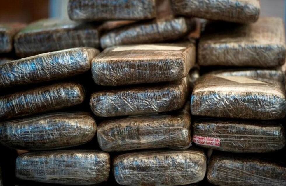 Detuvieron a dos hombres que transportaban 250 paquetes de marihuana