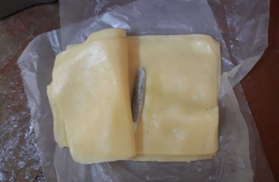 Llevaba marihuana entre las fetas de queso a un detenido