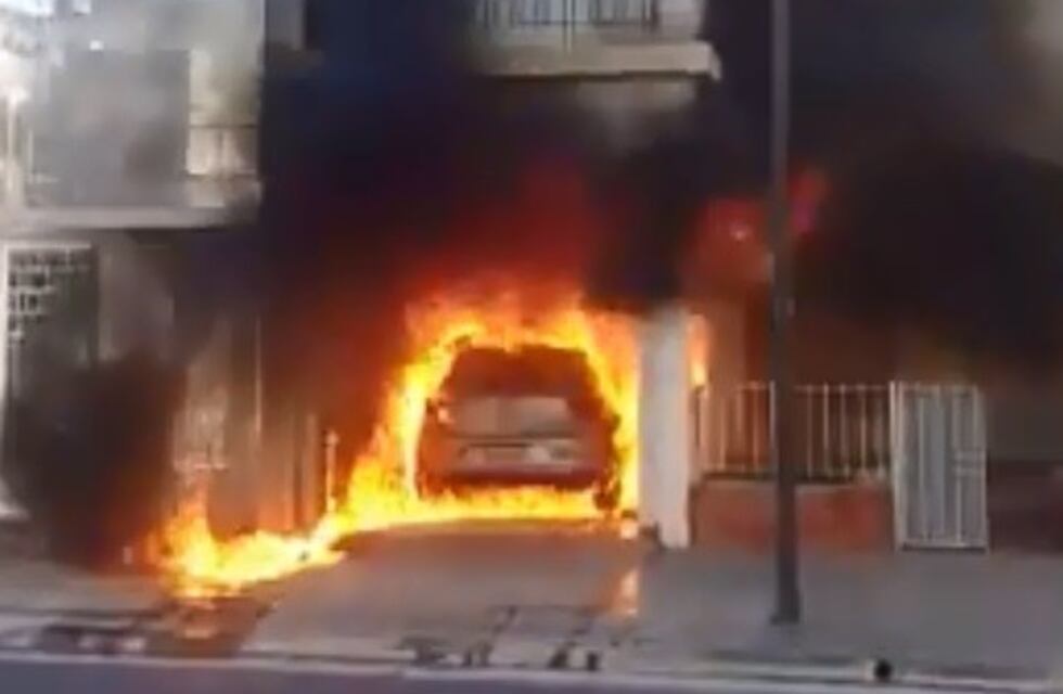Se conoció el video del atentado incendiario contra el estudio de un abogado estafador