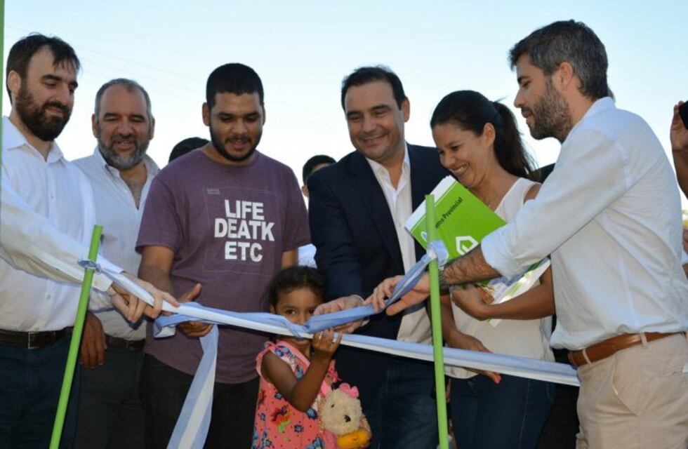 Valdés entregó viviendas acompañado por funcionario de Nación