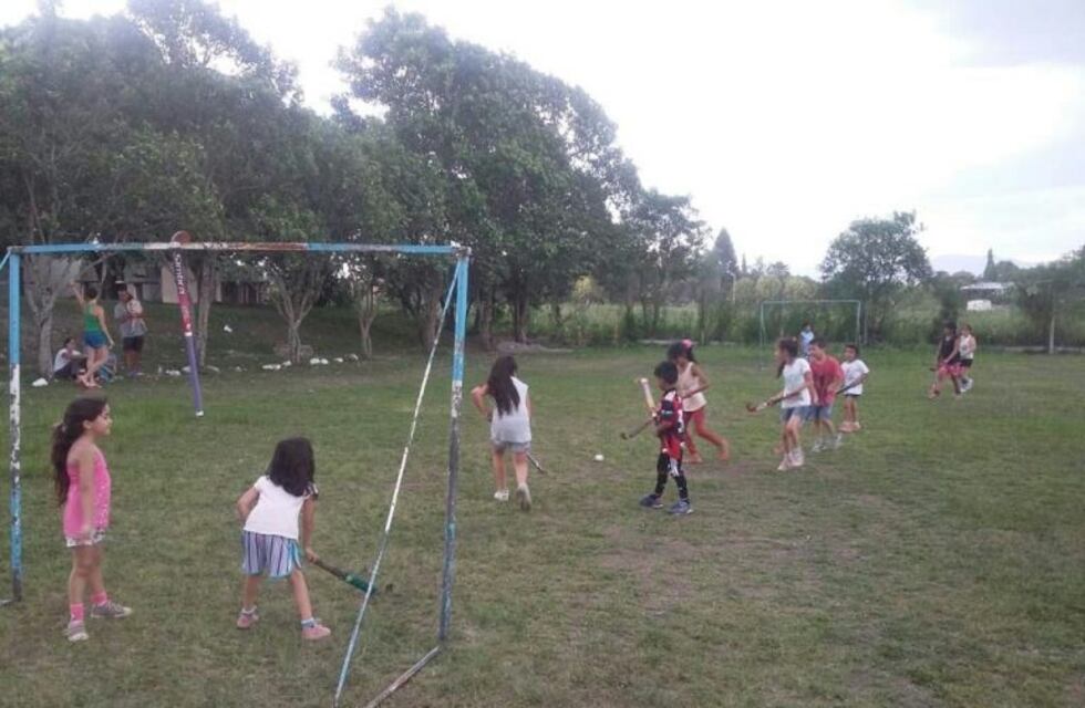 Arrancan las clases gratuitas de hockey en Salta