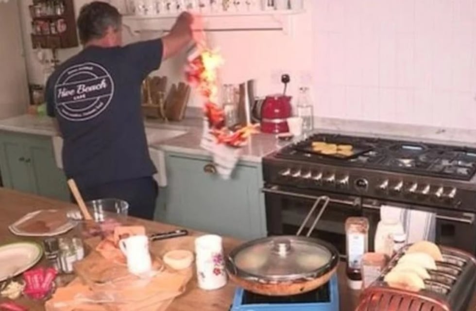 Fuego en vivo: a un chef se le incendió un repasador mientras cocinaba en televisión