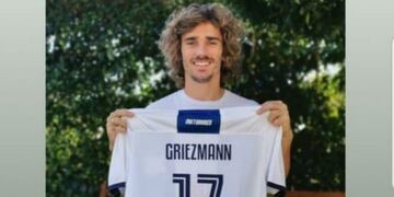 El francés Antoine Griezmann posa con la casaca de Talleres\u002E
