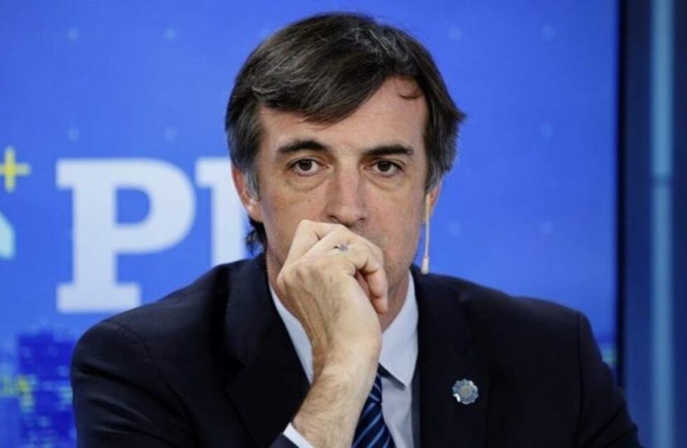 Esteban Bullrich puso un fondo de pantalla con su imagen para simular que estaba en la sesión virtual