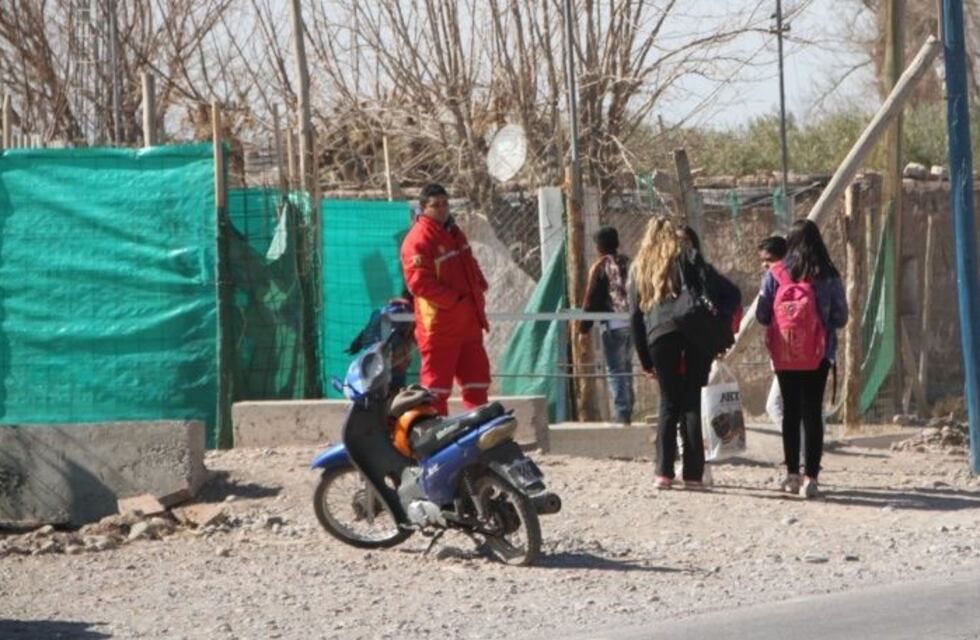 Aseguran que en una escuela rural entregan alimentos vencidos