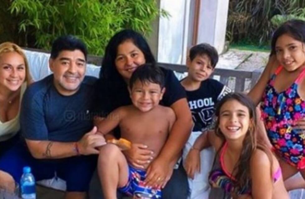 Diego Maradona se disfrazó de dinosaurio para el cumple de su hijo y el video se viralizó