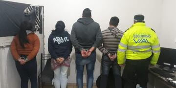 A los cuatro sospechosos detenidos se les secuestraron 25 celulares\u002E (Min\u002E Seguridad)