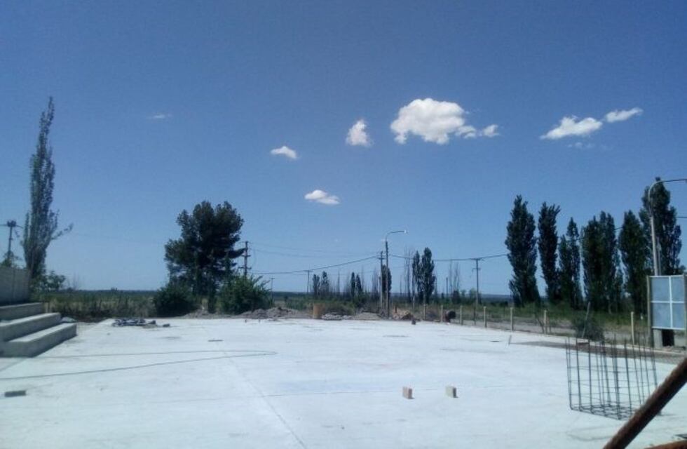 Otra vez, prometen terminar el playón deportivo de la escuela Gabriel Mistral de Tunuyán