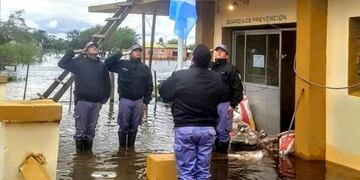 Policía de Banco Payaguá izando las banderas en medio del agua