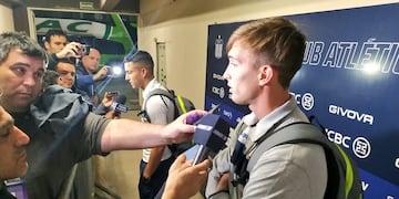 Juan Cruz Komar llegó a la quinta amarilla y no estará ante Argentinos\u002E Menéndez sí llegaría en condiciones\u002E