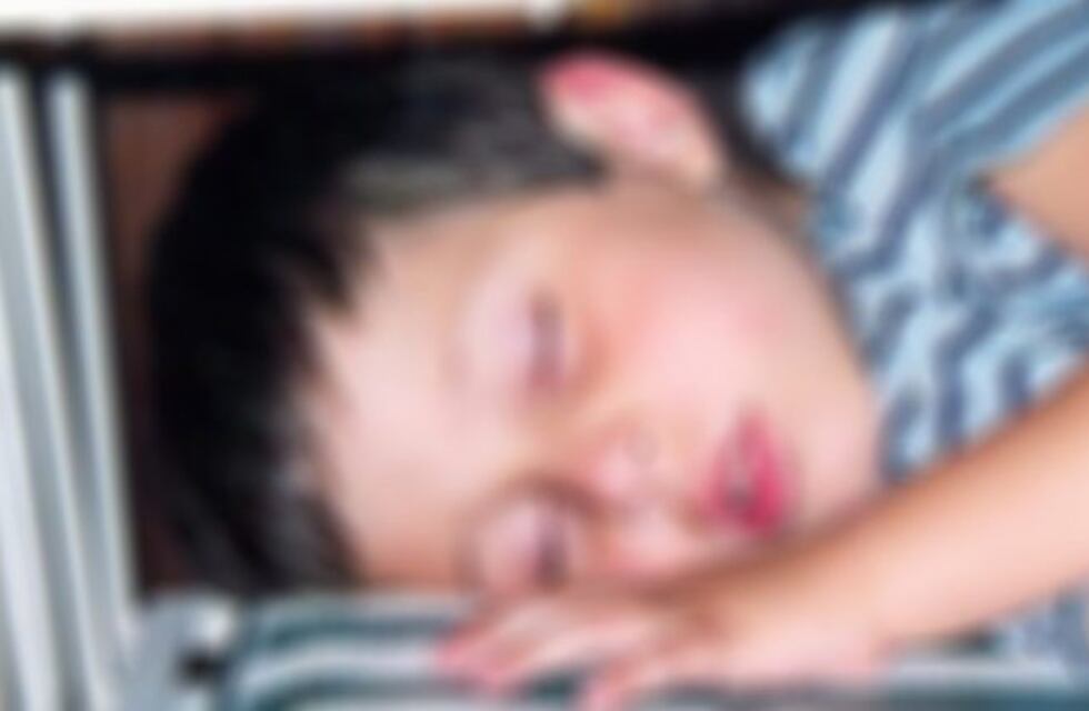 Un niño de 3 años fue encontrado dormido dentro de un mueble de su vecino