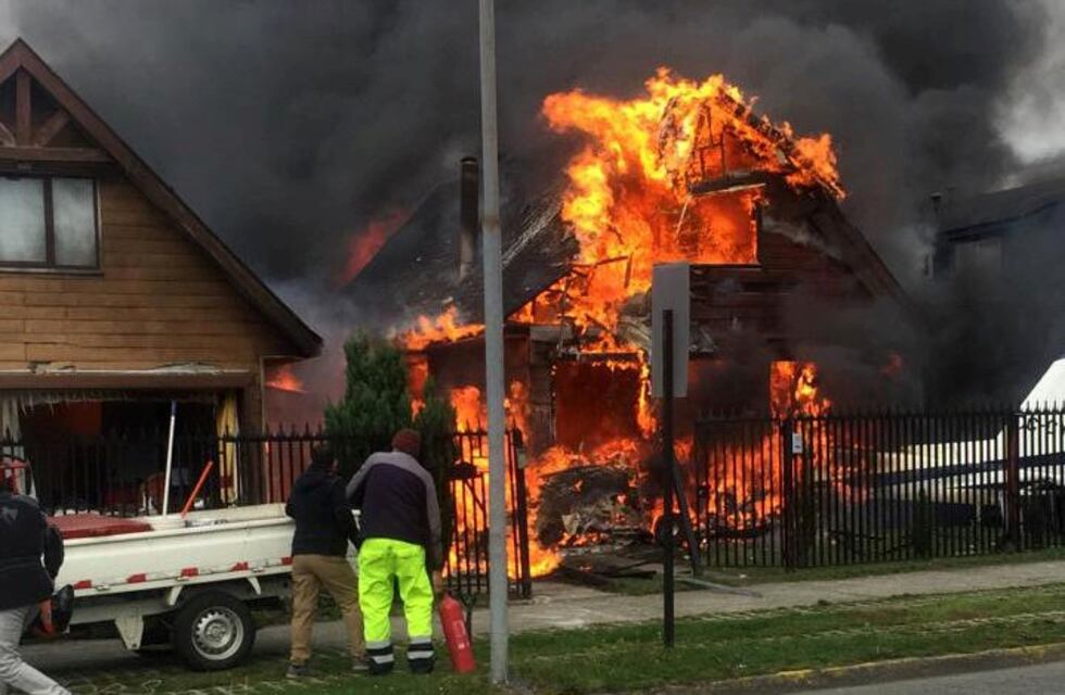 Una avioneta cayó sobre una casa en Chile: seis muertos