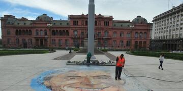 Remueven el homenaje a Néstor Kirchner que realizaron en Plaza de Mayo\u002E (Clarín)