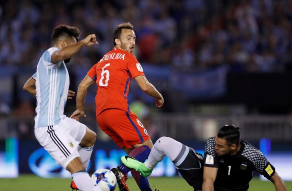 ¿Viveza criolla? Chiquito Romero le pidió a un alcanzapelotas que haga tiempo en el partido ante Chile