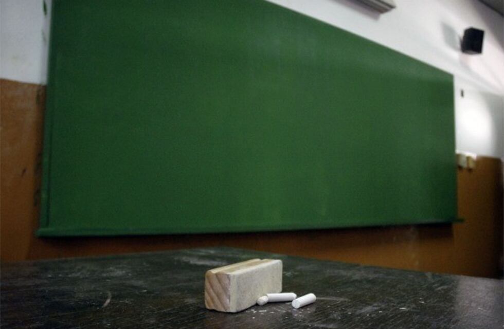 Polémica en una escuela entrerriana: niños de 9 años jugaban a aspirar tiza rallada