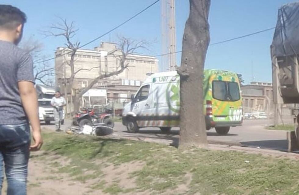 Accidente fatal: motociclista murió en el acto tras ser arrollado por un camión cerca del puerto