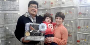 El canario Augusto es de La Carlota y es el nuevo campeón del mundo\u002E Aquí junto a su propietario, Víctor Cuello\u002E