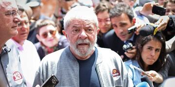 BRA617. SAO PAULO (BRASIL), 02/10/2016.- El expresidente de Brasil Luis Inu00e1cio Lula da Silva (c) ofrece declaraciones luego de votar hoy, domingo 2 de octubre de 2016, durante la jornada de elecciones municipales en la escuela Josu00e9 Firmino Correia en Sao Paulo (Brasil). Los colegios electorales de Brasil abrieron hoy sus puertas a las 8.00 hora local (11.00 GMT) para los comicios en los que se elegiru00e1n los alcaldes y concejales de los 5.568 municipios del pau00eds para los pru00f3ximos cuatro au00f1os. EFE/Ricardo Nogueirarn brasil san pablo luiz inacio lula da silva brasil elecciones municipales votacion del expresidente de la nacion