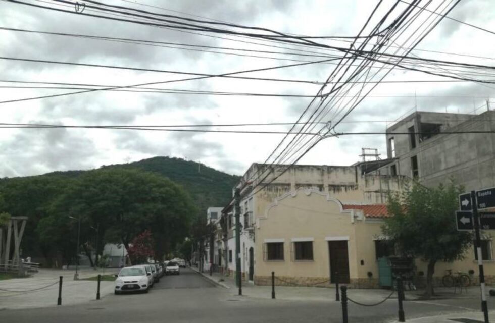 Por seguridad, sacarán cables en desuso del centro de Salta