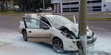 auto chocado e incendiado