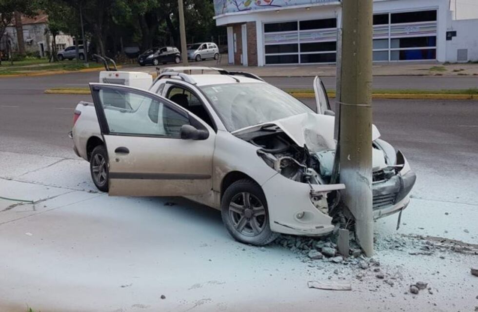Se incendió un utilitario tras chocar y estrellarse después contra un poste de luz
