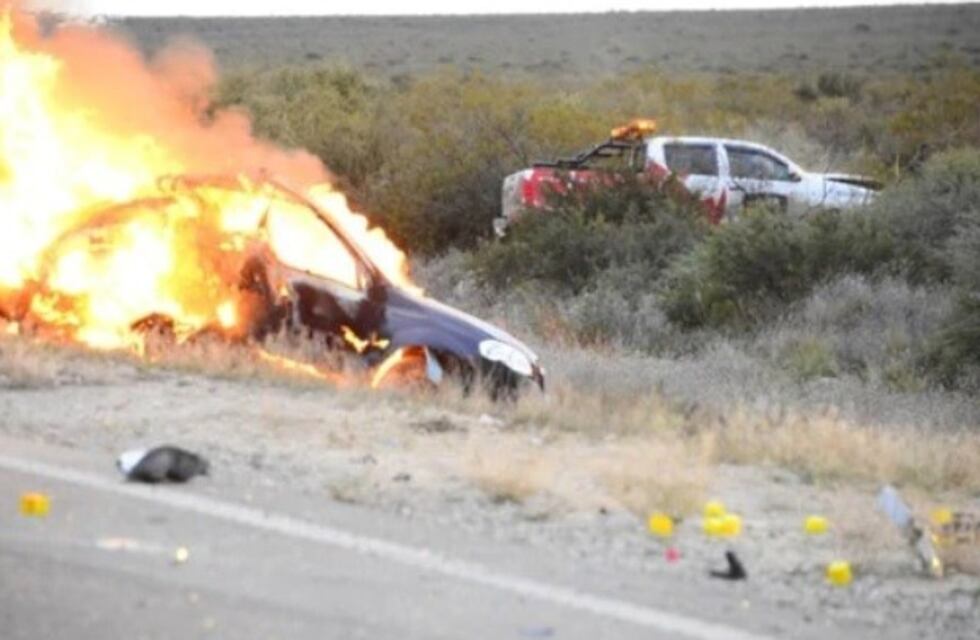 Río Negro: arrojaron del auto a su bebé antes de morir calcinados
