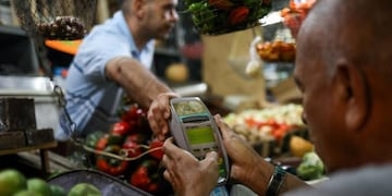 CAR10 - CARACAS (VENEZUELA), 21/08/2018\u002E- Un cliente paga en un punto electrónico de un mercado de alimentos que funciona parcialmente hoy, 21 de agosto de 2018, durante el primer día laboral tras la reconversión monetaria en Caracas (Venezuela)\u002E Venezuela amaneció hoy con un paro parcial de actividades en protesta por las medidas económicas que ha puesto en marcha el Gobierno aunque parte de esta paralización tiene que ver con la incertidumbre que aún persiste entre comerciantes y transportistas que no saben cómo deben ajustarse a esas decisiones\u002E EFE/Cristian Hernández venezuela caracas temores y desconcierto por el nuevo ajuste en venezuela inflacion crisis economica nuevo plan economico