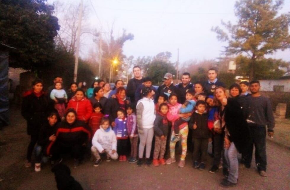 Policías solidarios en Alta Gracia: entregaron donaciones a un merendero