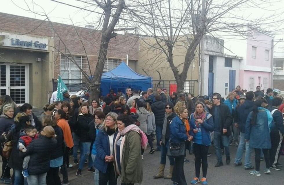 Gremios se manifestaron frente a Litoral Gas para pedir que se anulen los tarifazos