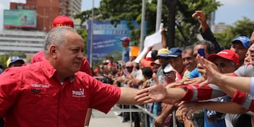 AME1638\u002E CARACAS (VENEZUELA), 12/02/2020\u002E- Fotografía de archivo del 12 de febrero de 2020 que muestra al dirigente oficialista Diosdado Cabello (i), mientras saluda a manifestantes oficialistas que participan en una movilización organizada por el presidente de Venezuela, Nicolás Maduro, con motivo del día de la juventud, en Caracas (Venezuela)\u002E Cabello, presidente de la Asamblea Nacional Constituyente (ANC) de Venezuela, ha dado positivo por coronavirus según él mismo informó a través de las redes sociales\u002E EFE/ Miguel Gutiérrez/ARCHIVO