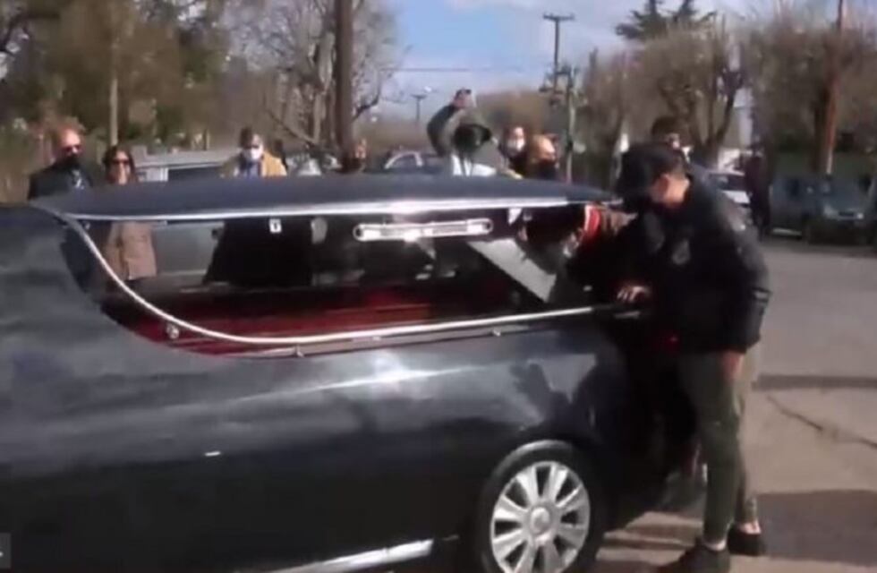 Familiares bajo custodia despidieron en cementerio privado a Eduardo Trasante