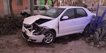 El agente perdió el control de su auto e impactó contra los vehículos que estaban estacionados en el lugar\u002E
