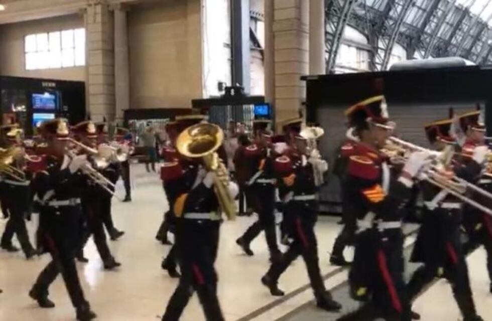 Los granaderos animaron la estación Retiro al ritmo la Marcha de San Lorenzo